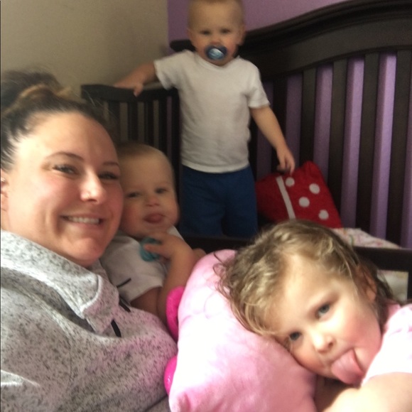 Meet your Posher, Nichole - Picture 2 of 2